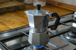 Гейзерная кофеварка на плите