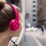 Девушка-в-беспроводных-наушниках-1024�576