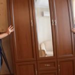 Как без проблем передвинуть тяжёлый шкаф, не разгружая его